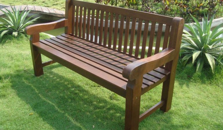 Die edle Gartenbank Frederikstad im Kolonialstil aus hochwertigem Eukalyptusholz mit einem Maß von 162 x 69 x 90 cm bietet Platz für zwei bis drei Personen.