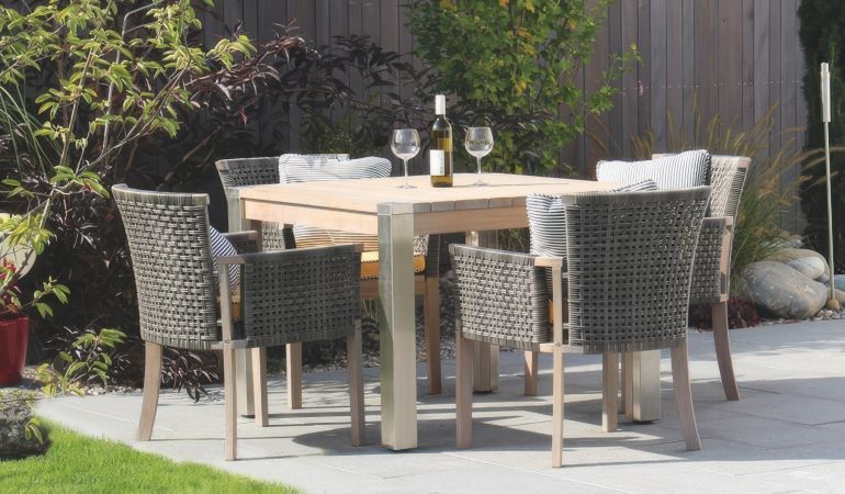 Die Gartengarnitur breichert Ihren Garten optisch durch die hochwertige Verarbeitung und formschönes Rattangeflecht sowie Edelstahlaktzente und Robinienholz