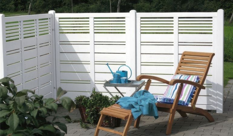 Die eleganten Sichtschutzblenden "Silence" werden aus weiß farbgrundiertem Kiefern- bzw. Fichtenholz gefertigt. Der optimale Sichtschutzzaun für den Gartenliebhaber, der viel Wert auf eine helle Optik und hochwertige Verarbeitung legt!